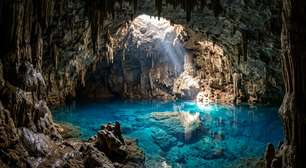Quase 300 degraus descem por cerca de 60 metros até revelar um lago subterrâneo de azul intenso: a gruta de Bonito onde a luz do sol atravessa a abertura da caverna e transforma a água entre a primavera e o verão