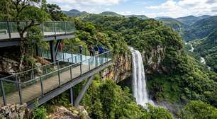 Uma cachoeira de 131 metros despenca diante de um novo mirante com mais de 400 metros quadrados: o parque da Serra Gaúcha onde o visitante observa uma das paisagens naturais mais conhecidas de Canela
