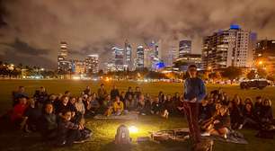 Belle and Sebastian tem show cancelado e improvisa performance em parque na Austrália