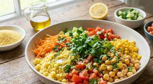 Salada de cuscuz com legumes e grãos para refeições leves e equilibradas do dia a dia