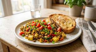 Sem ovo, mas com aparência de mexido: tofu amassado, cúrcuma e legumes viram um café da manhã rápido feito em uma única frigideira