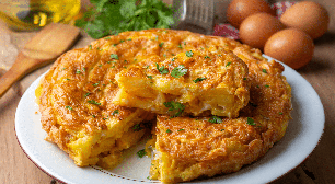 Essa omelete de batata é fácil de fazer e deixa o lanche da tarde mais proteico