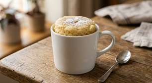 Sem forno e em menos de 1 minuto de cozimento: farinha, açúcar, óleo e baunilha viram um bolo de caneca macio feito diretamente no micro-ondas