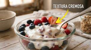 Quase 20 gramas de proteína e cerca de 9 gramas de fibras em uma tigela: frutas vermelhas, aveia e iogurte formam um café da manhã cremoso que não precisa de açúcar adicionado