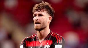 Ídolo! Léo Pereira ganha bandeirão e agradece a torcida do Flamengo