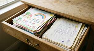 A psicologia explica por que pais que guardam boletins antigos e desenhos dos filhos podem estar preservando parte da própria história, não apenas lembranças