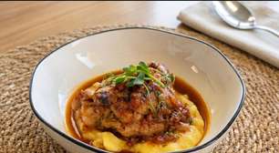 Frango ensopado suculento e perfeito para um almoço bem quentinho, cheiroso e saboroso
