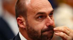 Quanto Eduardo Bolsonaro ganhava na PF? Filho do ex-presidente foi expulso da corporação