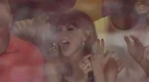'Esse é meu marido': Taylor Swift aponta para aliança para celebrar touchdown de Travis Kelce