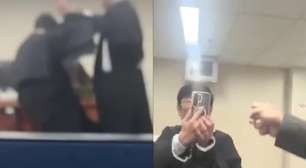Promotor cai durante júri após discussão com advogado, que alega simulação de 'queda à la Neymar'; veja momento
