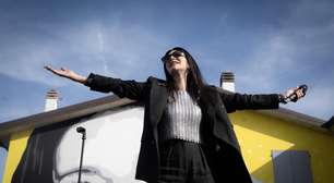 Laura Pausini faz aparição surpresa em show de Shakira em Madri