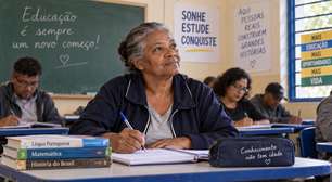 Aos 68 anos, mulher volta à escola onde trabalhou por duas décadas na limpeza, senta-se pela primeira vez em uma carteira e tenta concluir os estudos interrompidos na infância