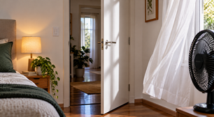 Se a porta do quarto bate sozinha, observe este detalhe antes de culpar o vento