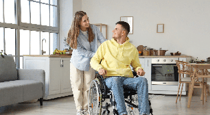 7 adaptações simples na rotina de quem cuida de uma pessoa com mobilidade reduzida