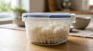 Congele o arroz ainda fresco em porções e leve direto ao micro-ondas quando precisar: a técnica comum nas cozinhas japonesas evita que os grãos fiquem duros como acontece depois de horas na geladeira