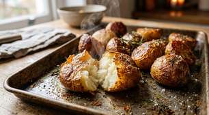 Antes de levar a batata ao forno, cozinhe com uma pitada de bicarbonato: o passo ajuda a criar uma casquinha muito mais crocante e um interior macio