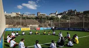 Fifa inaugura minicampos de futebol para crianças na Cisjordânia