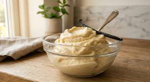Sem creme de leite e sem sorveteira: congele bananas maduras e bata com baunilha para conseguir uma sobremesa cremosa usando apenas 2 ingredientes