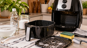 Como desengordurar uma fritadeira elétrica sem óleo para remover resíduos pegajosos e odores antigos rapidamente