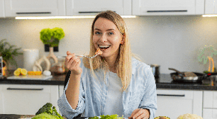 Mais proteína ajuda na menopausa? Entenda o que os estudos mostram