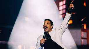 Lionel Richie 'indo bem' após procedimento cardíaco e hospitalização