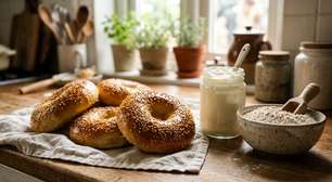 Sem fermento e sem precisar esperar a massa crescer: farinha com fermento e iogurte grego viram bagels caseiros com apenas 2 ingredientes em menos de 1 hora