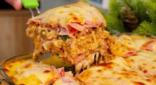 Arroz de forno cremoso de carne moída com queijo derretido por cima, uma refeição divina