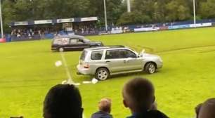 Vídeo: cinco homens viram réus por invadir jogo com carro funerário