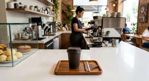 Restaurante serve bebida muito quente em copo sem tampa adequada, cliente derruba o líquido no colo e sofre queimaduras; um detalhe no atendimento pode terminar em despesas médicas, danos morais e indenização de dezenas de milhares de reais