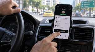 Motorista inicia a primeira corrida do dia, reconhece no meio da rua o homem que salvou sua vida anos antes e pede autorização à passageira para parar o carro