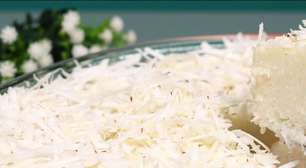 Cuscuz de tapioca feito na travessa sem ir ao forno, uma sobremesa gelada e deliciosa com muito coco por cima