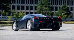 Ferrari Enzo única com pintura preta fosca que pertenceu à família real vai a leilão