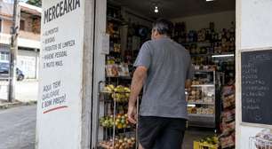 Cliente reaparece em uma mercearia fechada havia 18 anos, procura o antigo dono e explica por que precisava pagar uma dívida anotada quando ainda era adolescente