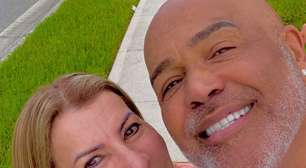 Morte de Rick, autor de 661 músicas e aos 59 anos: viúva do sertanejo após 40 anos de casamento é atendida em avião ao passar mal; mãe dos filhos do sertanejo descobriu tragédia pela web