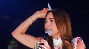 Em meio à crise no casamento com Fábio Faria, Patricia Abravanel vai sem o marido à entrega do PJB 2026; aos 9 anos, filha da apresentadora rouba a cena com homenagem ao avô, Silvio Santos, em fotos com mãe e avó