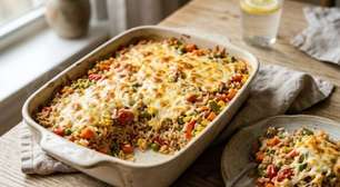 Arroz integral de forno com legumes e queijo: receita prática e saudável