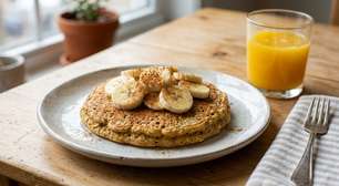 Banana madura, aveia e canela no liquidificador: essa massa simples vira uma panqueca macia para o café da manhã, com fibras e sem precisar adicionar açúcar refinado