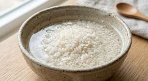 No Japão, arroz não precisa ser lavado várias vezes até a água sair completamente transparente: a técnica de enxaguar suavemente preserva parte do sabor e evita retirar em excesso a camada responsável pela textura dos grãos