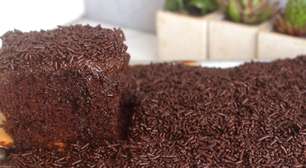Bolo gelado de chocolate bem molhadinho e divino, coberto com bastante calda cremosa