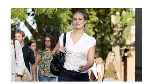 Princesa Leonor, aos 20 anos, assiste à sua primeira aula na universidade com uma blusa da Zara de R$ 139: veja todos os detalhes do seu look