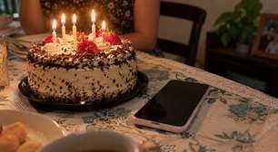 Idosa recebe por engano a mesma ligação de aniversário durante cinco anos, decide convidar o desconhecido para um café e descobre uma coincidência entre as duas famílias