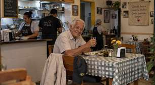Idoso almoça sozinho no mesmo restaurante durante cinco anos, falta pela primeira vez e faz os funcionários descobrirem que ele precisava de ajuda em casa