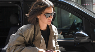 Nem sapatilhas Chanel, nem tênis New Balance: com novo iPhone 18 Pro Max em mãos, Bruna Marquezine elege calçado clássico e avaliado em R$ 7,2 mil para aerolook em Milão