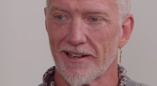 Josh Homme diz que quem pega violão em festa "passa vergonha"