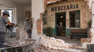 Casal remove uma parede durante a reforma de casa, encontra a fachada intacta de uma mercearia dos anos 1950 e localiza clientes que ainda lembravam do balcão