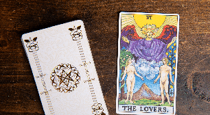 Os Enamorados no Tarot: entenda por que essa carta não fala apenas de amor