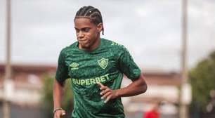 Matheus Reis inicia transição no campo e anima comissão do Fluminense