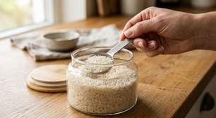 Guardar arroz no próprio saco depois de aberto parece prático, mas no Japão a orientação é outra: dividir os grãos em recipientes bem fechados e usar a gaveta de verduras ajuda a protegê-los de calor, umidade e odores