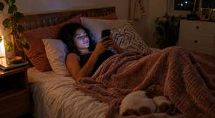 Você passa a noite no celular para ter um tempo só seu e acorda exausta: como sair desse ciclo?