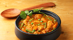 Esse curry de legumes vegetariano é fácil de fazer e combina com o jantar